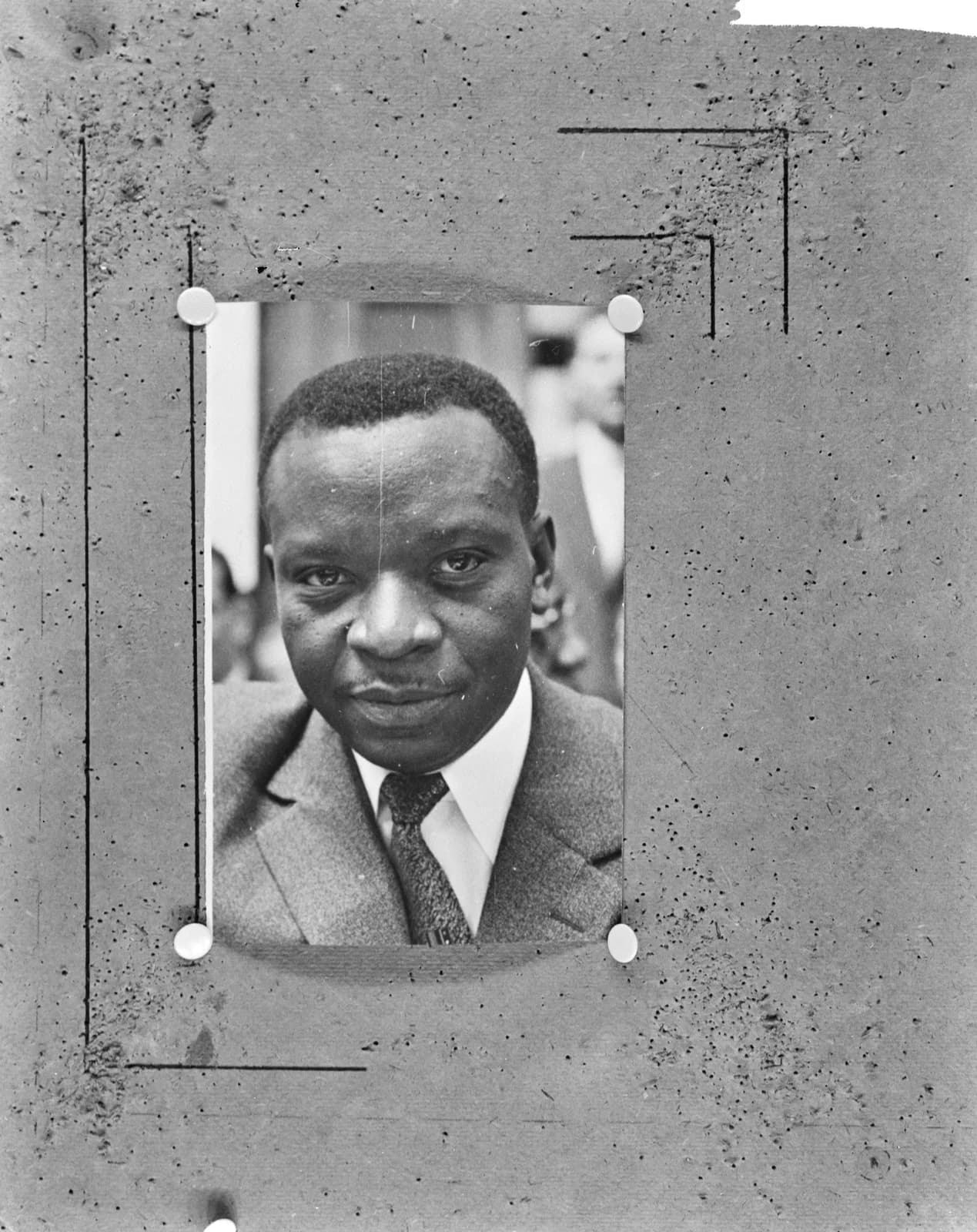 Portrait en noir et blanc de Cyrille Adoula, photographié en 1963, et non pendant les rencontres de 1961.
