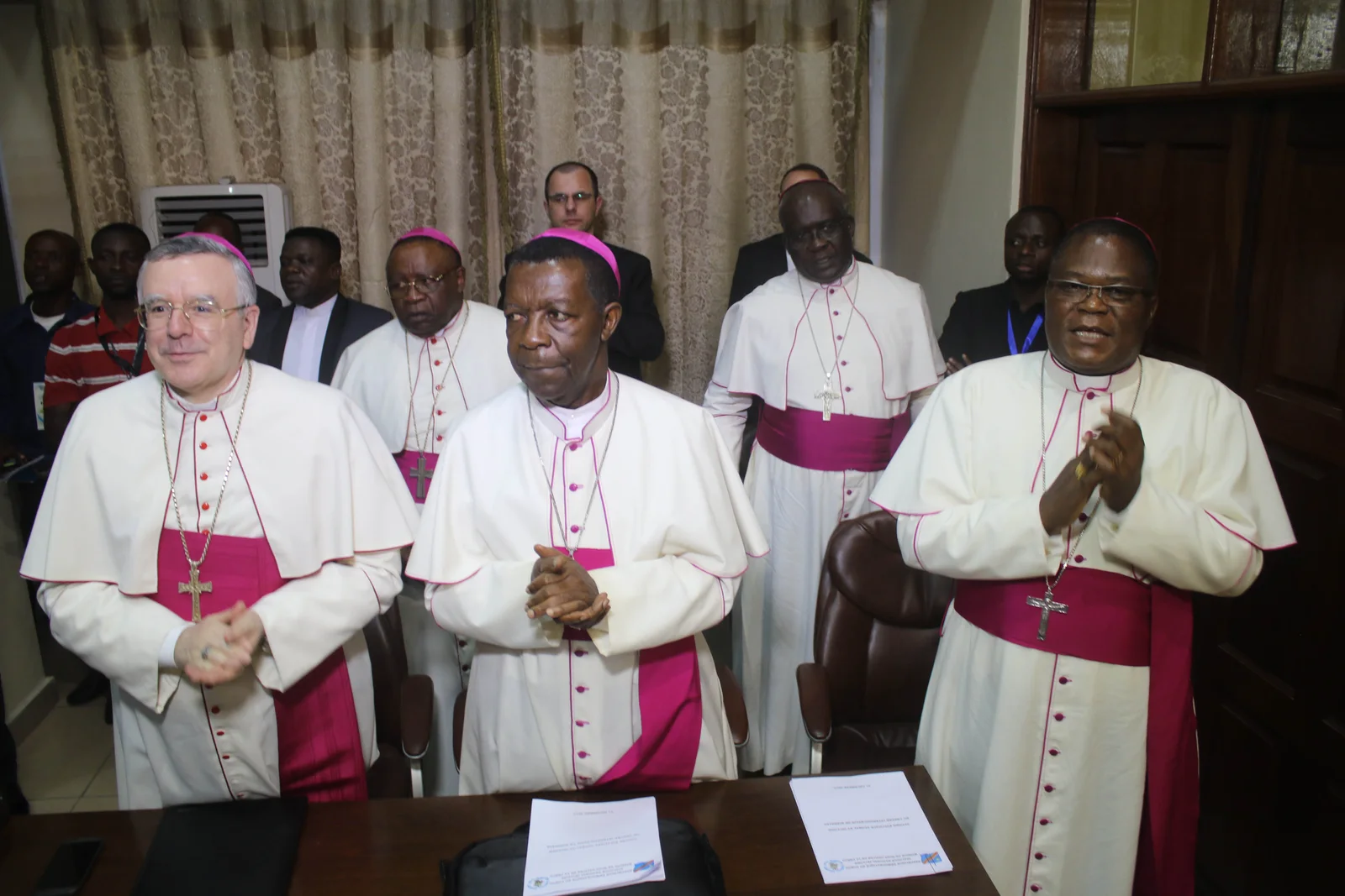Des évêques debout au Centre interdiocésain de Kinshasa lors de la cérémonie du 31 décembre 2016.